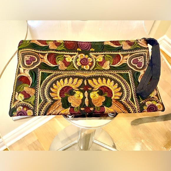 ✅🆕 Thai embroidery wristlet/clutch,earthy tones, multi color floral pattern NWOT - Picture 1 of 5